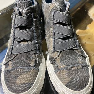 Blowfish canvas camo shoes - size 6